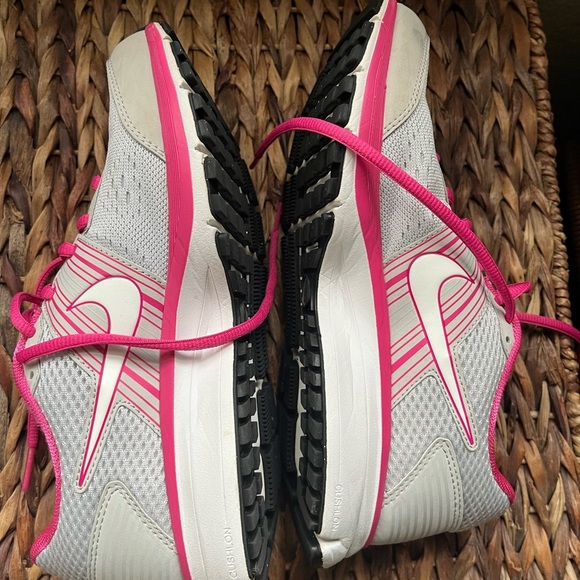 Like New Nike Youth Athletic Shoes in Gray and Pink Size 5.5 EUC Gym - Picture 7 of 7